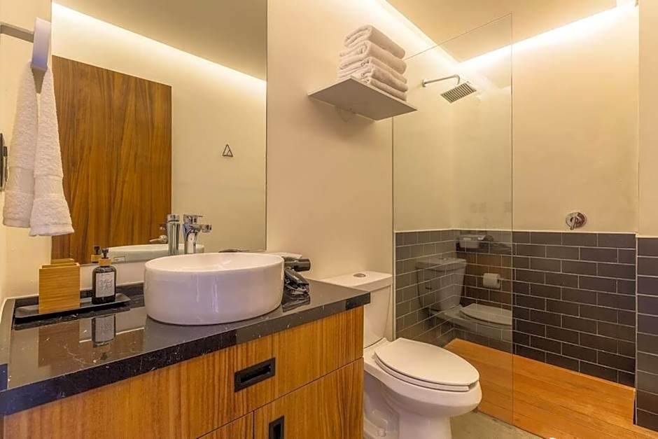 L102 New studio apt 1Bdrm 1bath AC Rooftop