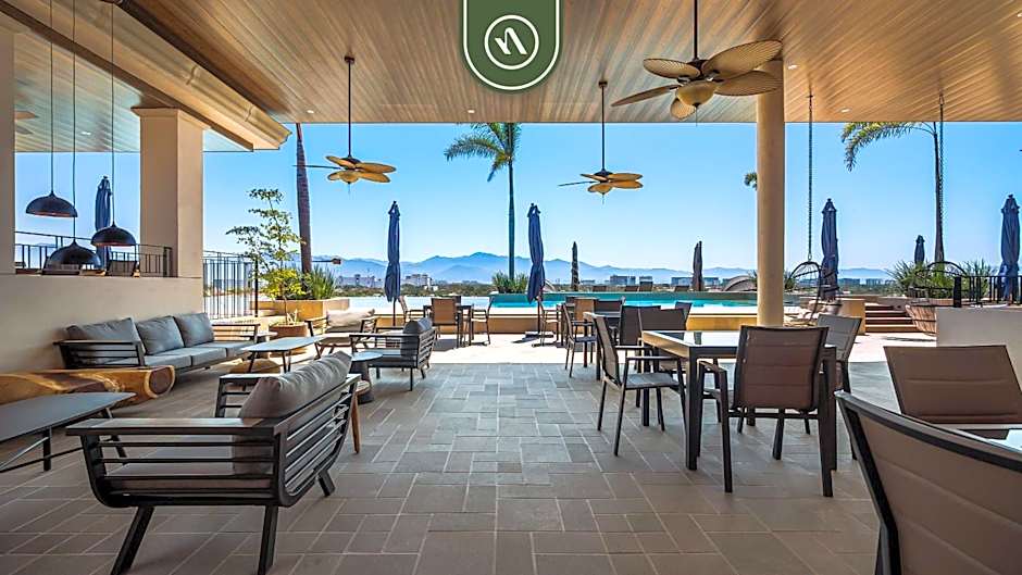 Cozy Apt with Private Terrace - Rooftop Pool