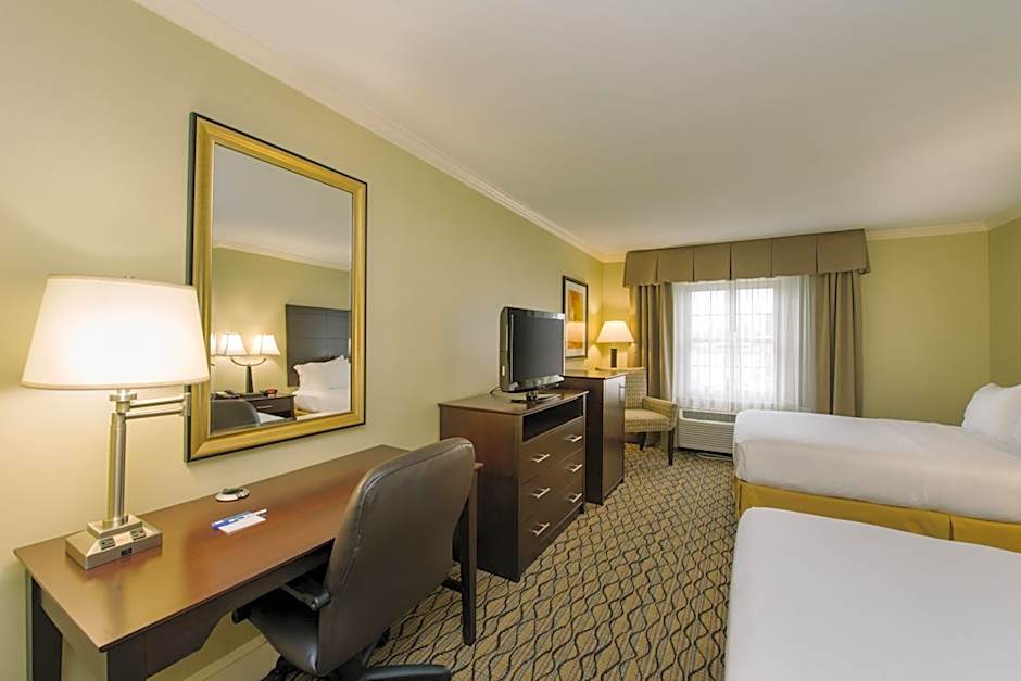 Holiday Inn Express and Suites Merrimack By IHG