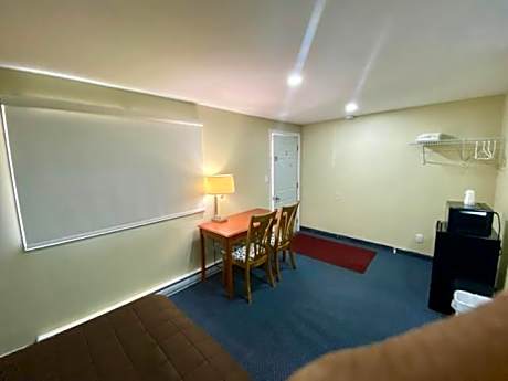 Room with Two Queen Beds - No Pets
