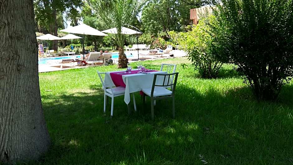 La Vie En Rose - Horses & Dogs House