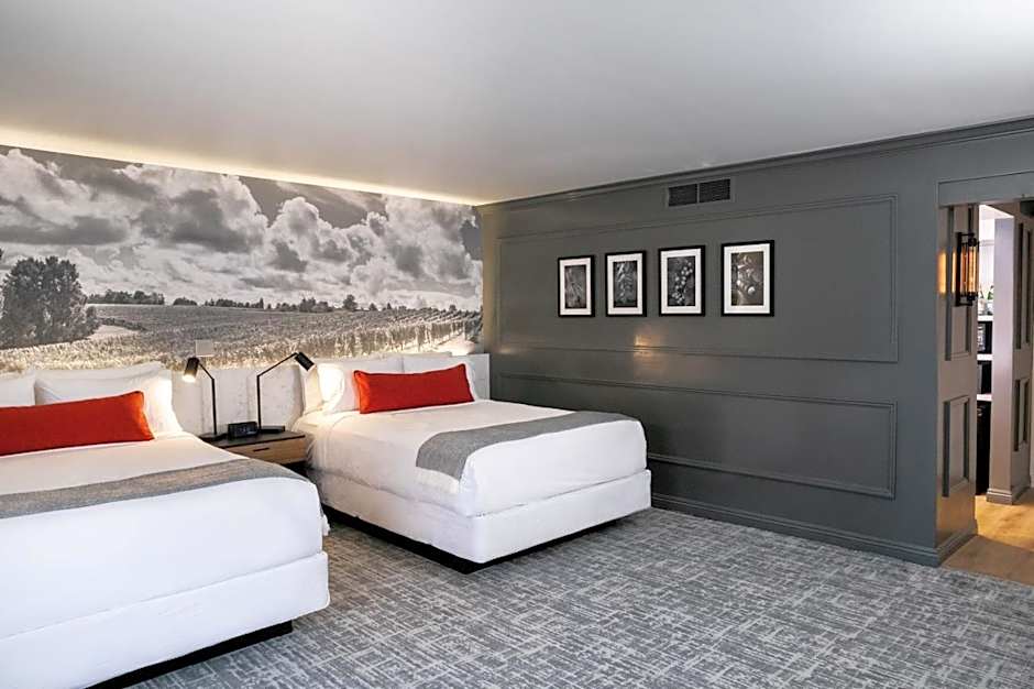 Vinland Hotel and Lounge