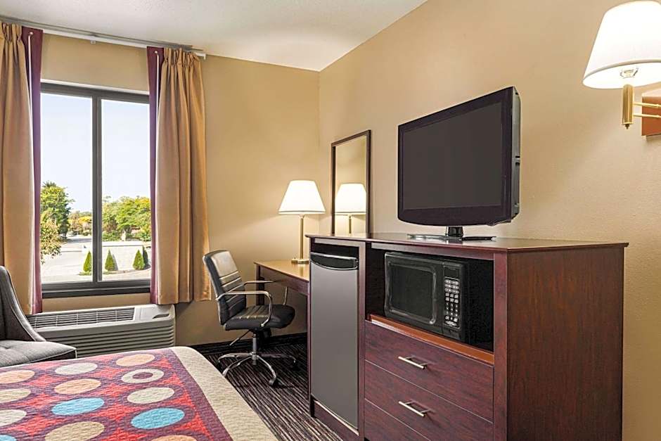 Super 8 by Wyndham Germantown/Milwaukee