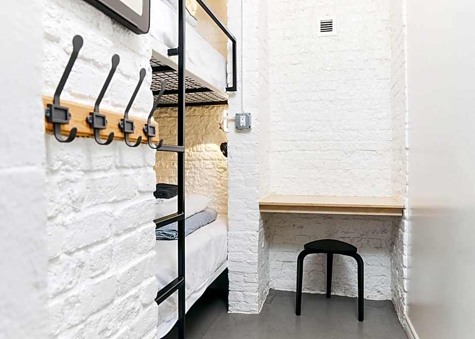 Saintlo Ottawa Jail Hostel