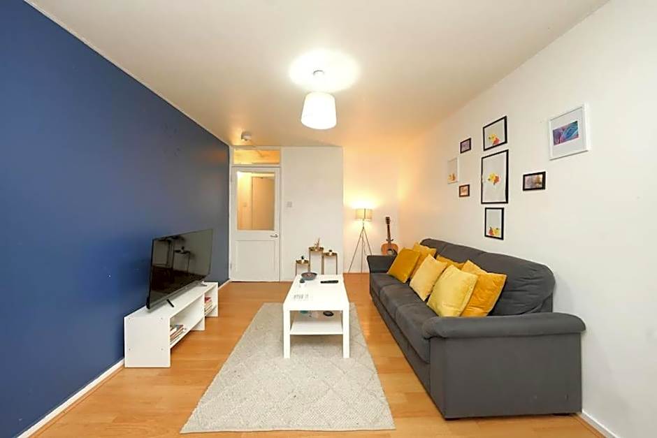 London Oasis Flat with High-Speed Broadband and Free Parking