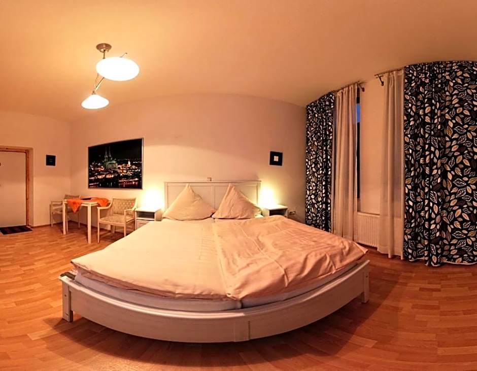 Balthasar Neumann Speiserei & Gästehaus - Zentrum Brühl -E-Ladestation, nähe Phantasialand