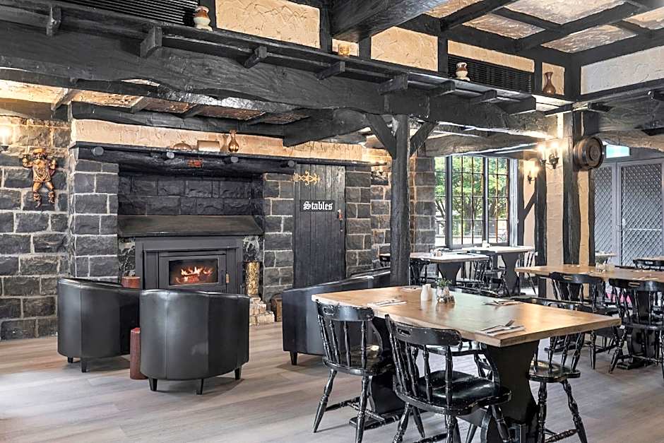 The Fox and Hounds Historic Hotel