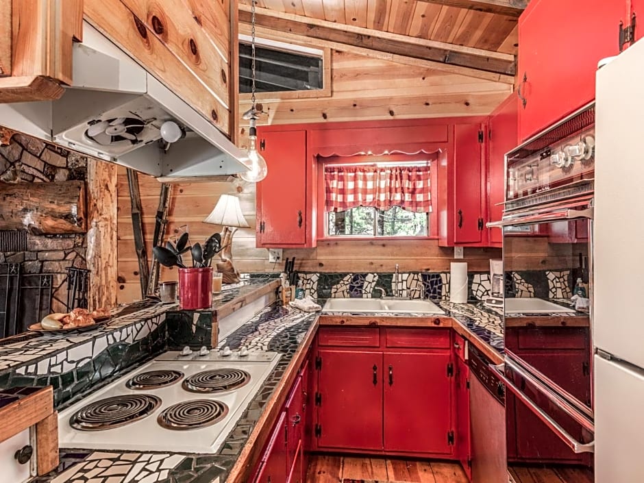 Big Bear, 3 Bedrooms, Stone Fireplace, Midtown, Sleeps 8