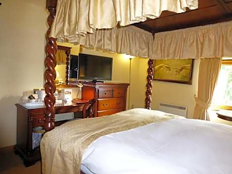 Four Poster Room