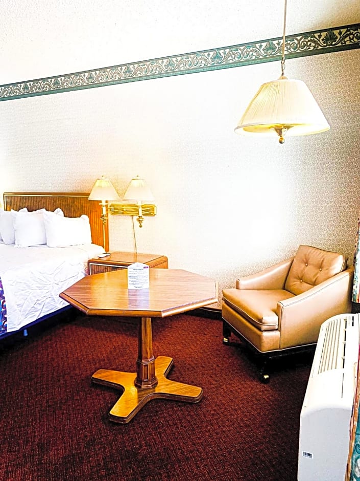 Econo Lodge Inn & Suites