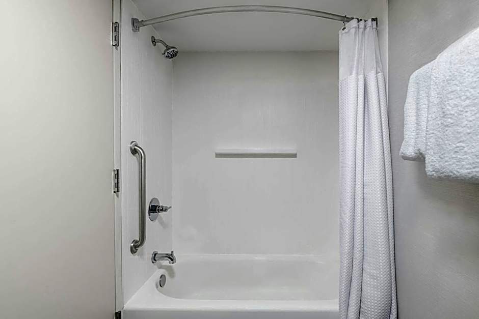 Courtyard by Marriott Cleveland Airport South
