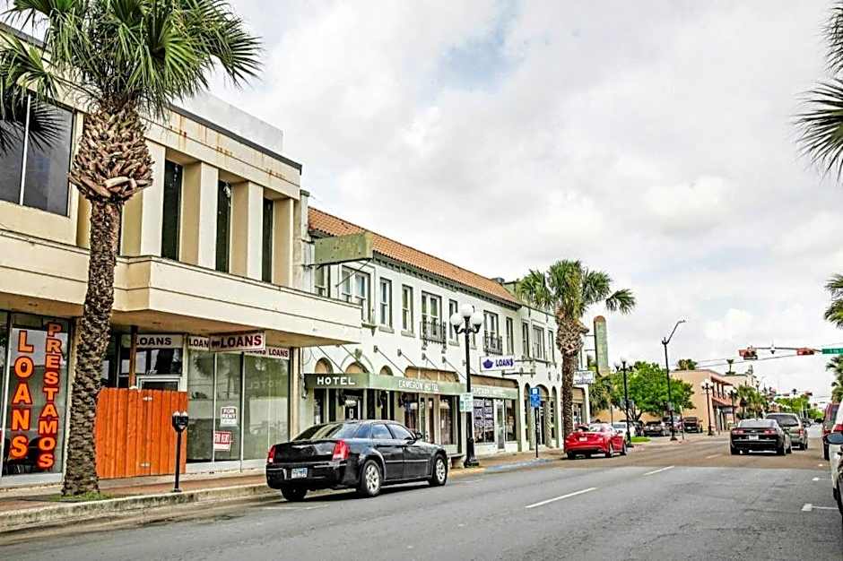 OYO Historic Cameron Hotel Brownsville I-69E