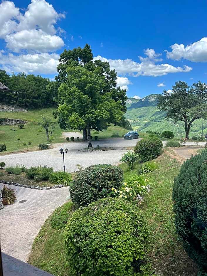 LA SOURCE Jacquet depuis 1954 Hôtel et Studio