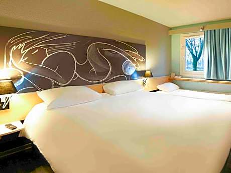 Standard Room with One Double Bed and One Single Bed