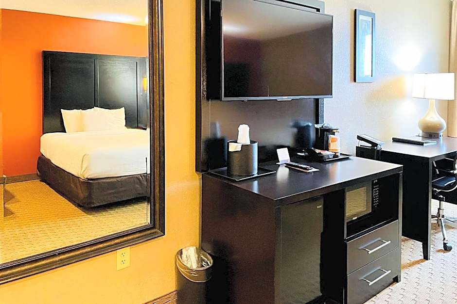 Clarion Inn & Suites Evansville Eastland Area