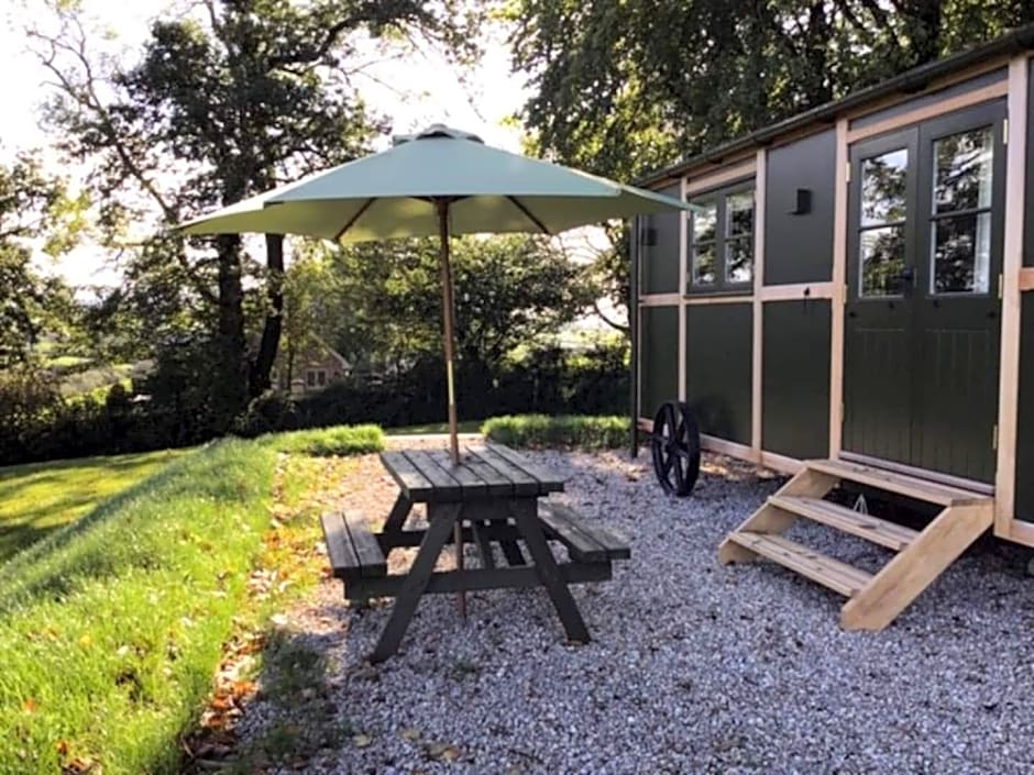 Luxury Shepherds Hut with Superb Views & Fire Pit & walking distance to a superb Gastro Pub