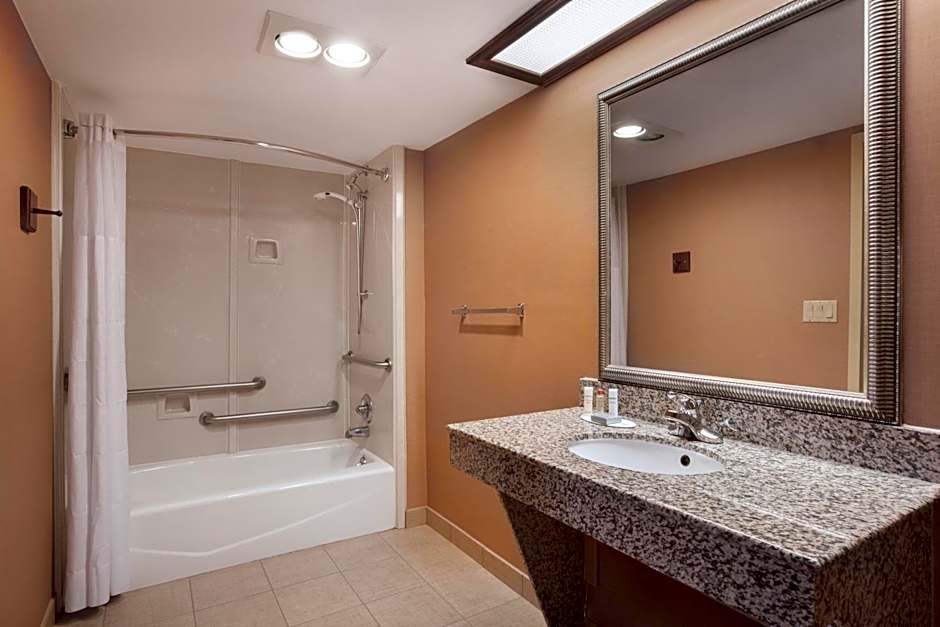 Days Inn & Suites by Wyndham Tyler
