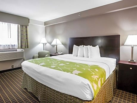 1 King Bed, Nonsmoking