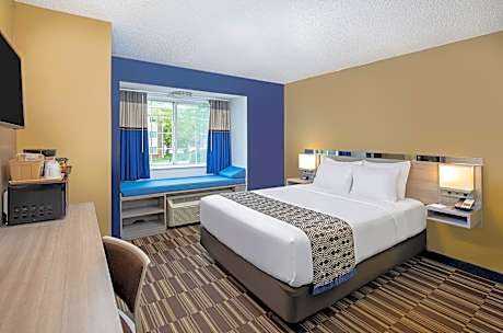 Queen Room with Roll-In Shower - Mobility Accessible/Non-Smoking