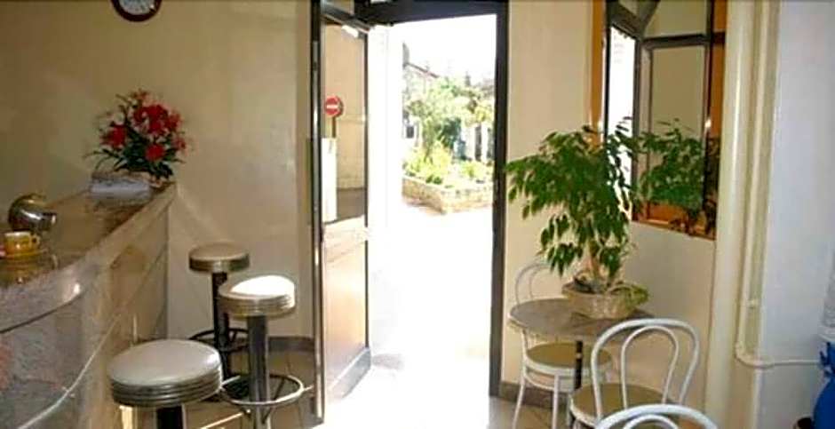 Hotel le Petit Chateau (ex hotel des amis)