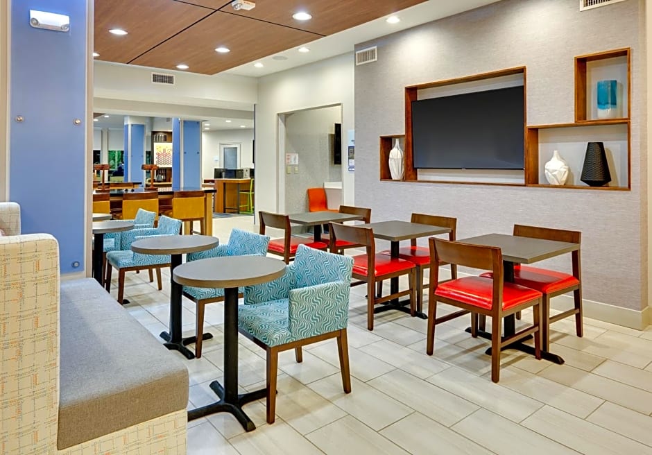 Holiday Inn Express & Suites Farmers Branch