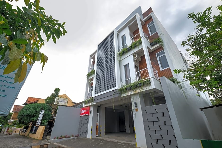 OYO 90023 Damar Kusumo Guest House