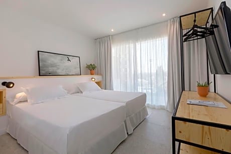 One-Bedroom Apartment with Balcony