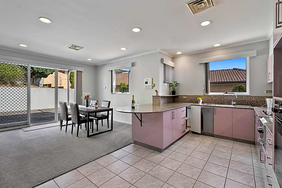 Super nice house with sea view free parking