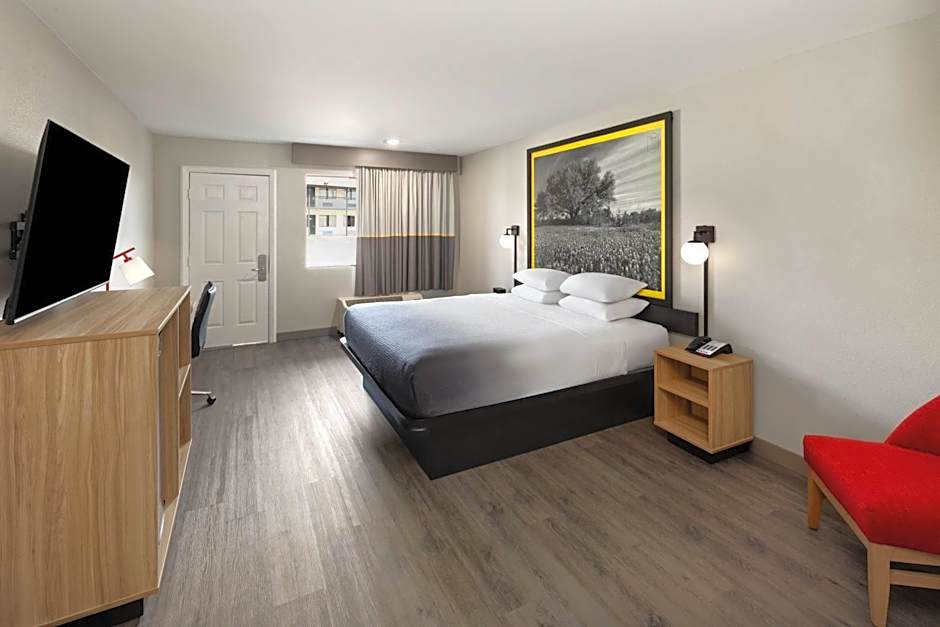 Super 8 by Wyndham Temple S. General Bruce