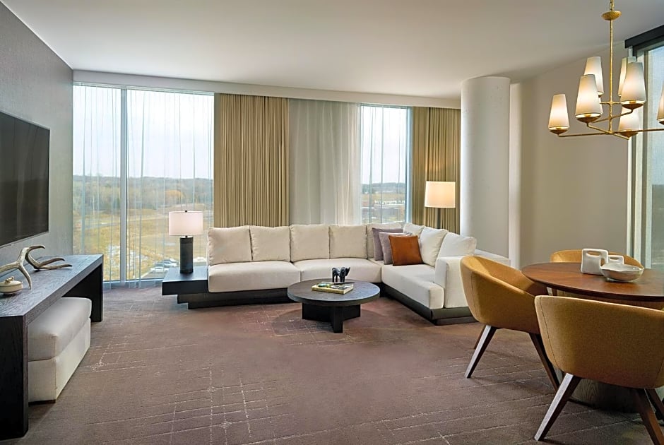 Omni Viking Lakes