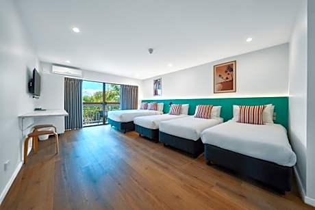 Large Family Room (5 Adults)