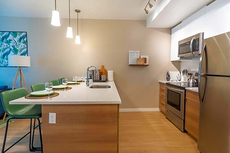 Palm Theme King Bed Paid Garage 55" 4k Smart T