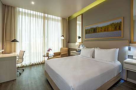 Standard Queen Room with City View - High Floor