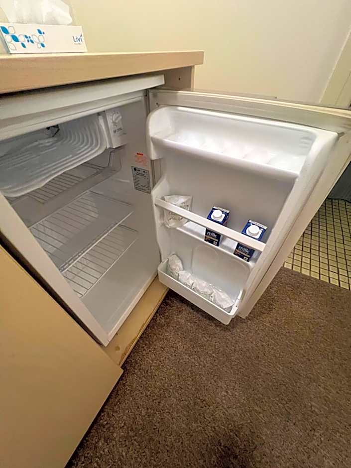 OVERLANDER MOTOR LODGE