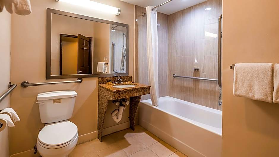 Photo 1 of 2 of 2 Queen Beds, Mobility Accessible, Bathtub