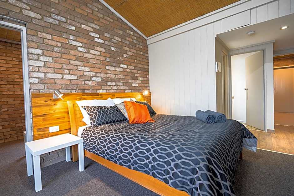 Farnham Court Motel and Restaurant