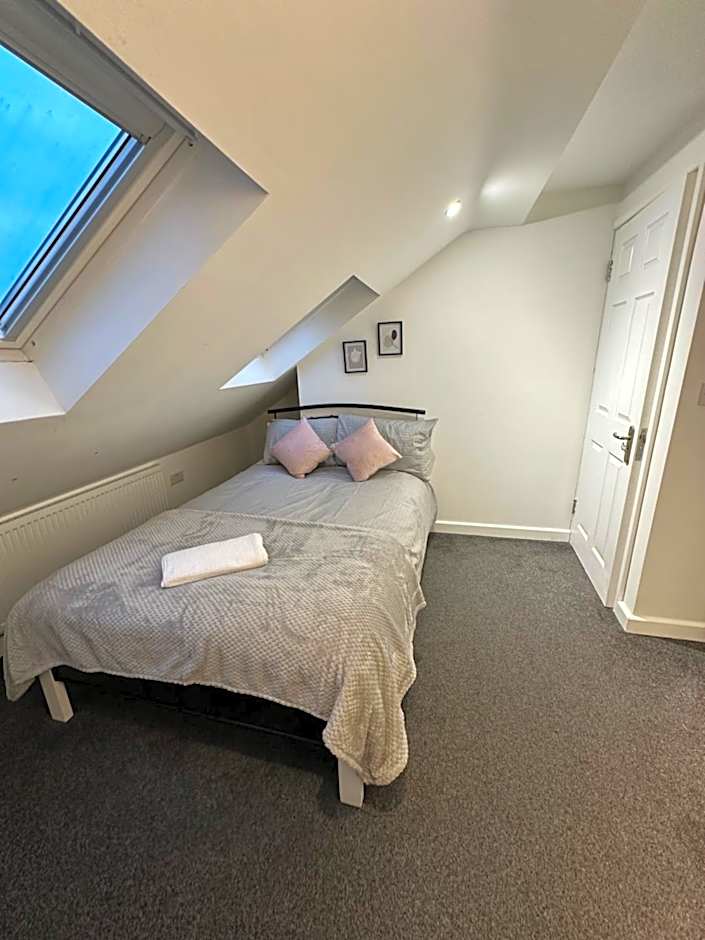 Lovely Town house Room 5