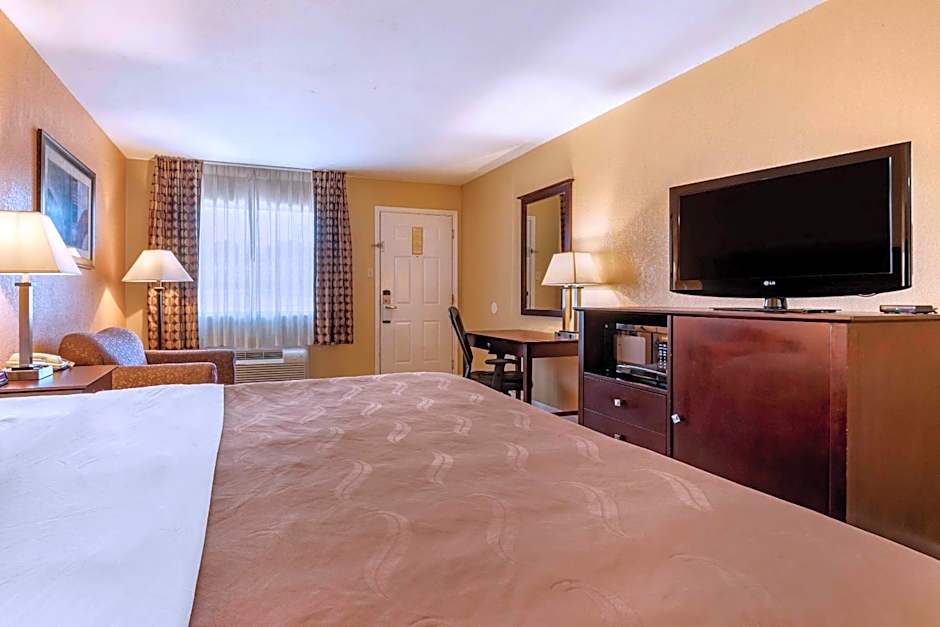 Quality Inn Russellville I-40