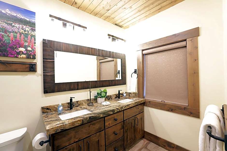 Yellowstone Crossing Lodge