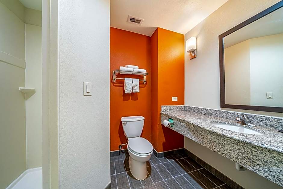 Restwell Inn & Suites I-45 North