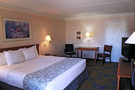 King Room with Bath Tub - Mobility Accessible/Non-Smoking