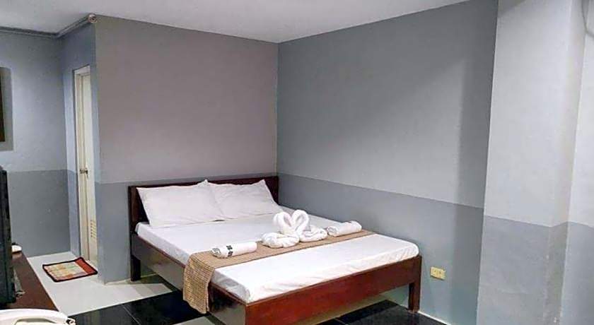 RedDoorz @ Villa E Mansion