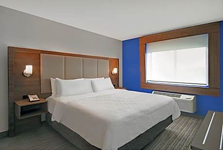 1 Queen Bed Studio Room Non-Smoking