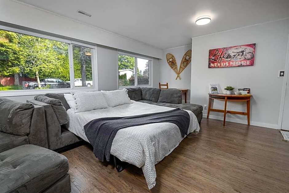 Quiet Area Near Downtown Walkable To Cafes