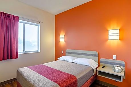 Queen Room - Disability Access - Non-Smoking