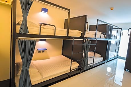 Bed in 8-Bed Mixed Dormitory Room with Shared Bathroom