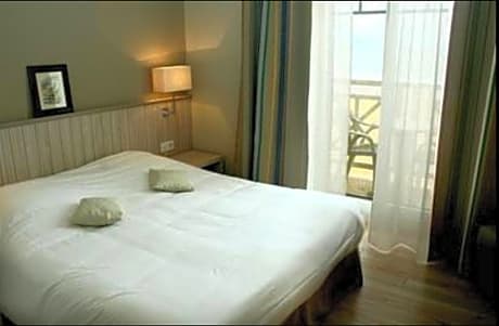 Double or Twin Room with Sea View