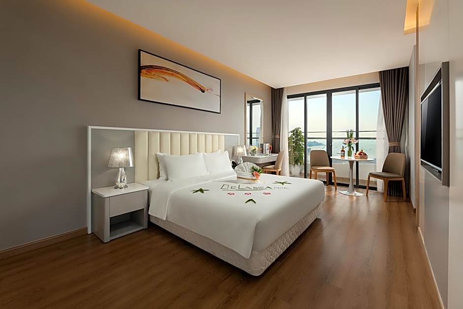 DeLaSea Ha Long Hotel - Modern Bayview Escape 