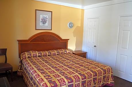 Deluxe King Room with Kitchenette - Nonsmoking