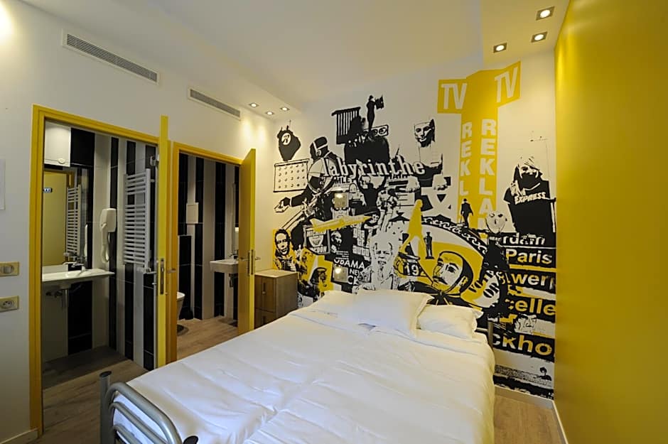 The 3 Ducks Eiffel Tower by Hiphophostels